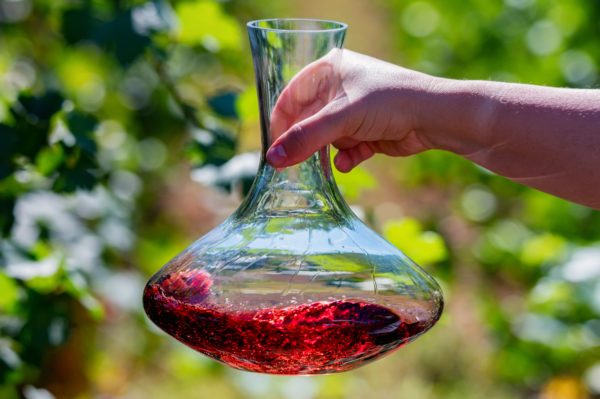 Carafage d'un vin rouge pour l'aérer et atténuer les notes de réduction