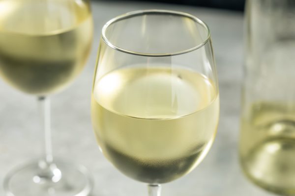 Verre de vin blanc oxydé à la robe ambrée